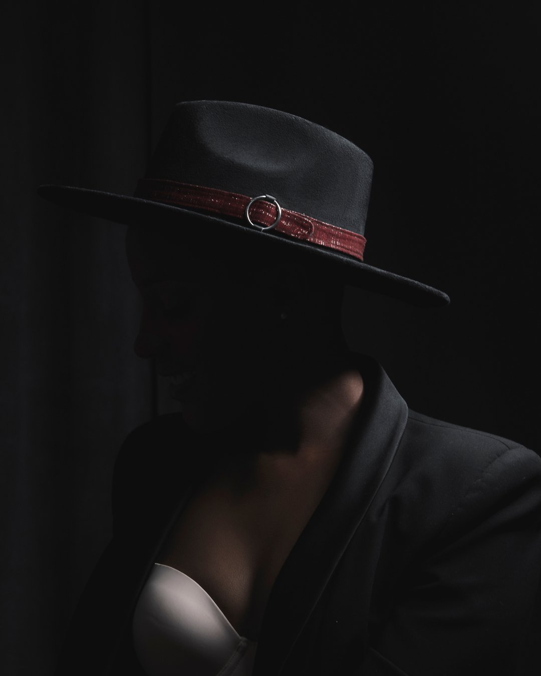 Chapeau en daim végétal et ceinture en kanvô // Bord courbé - Ledoux Store