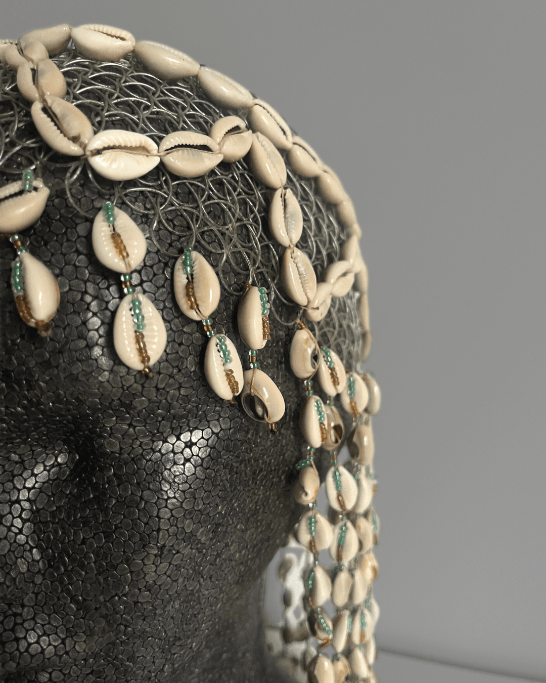 Chapeau filet en cauris et perles avec frange arrière - Ledoux Store