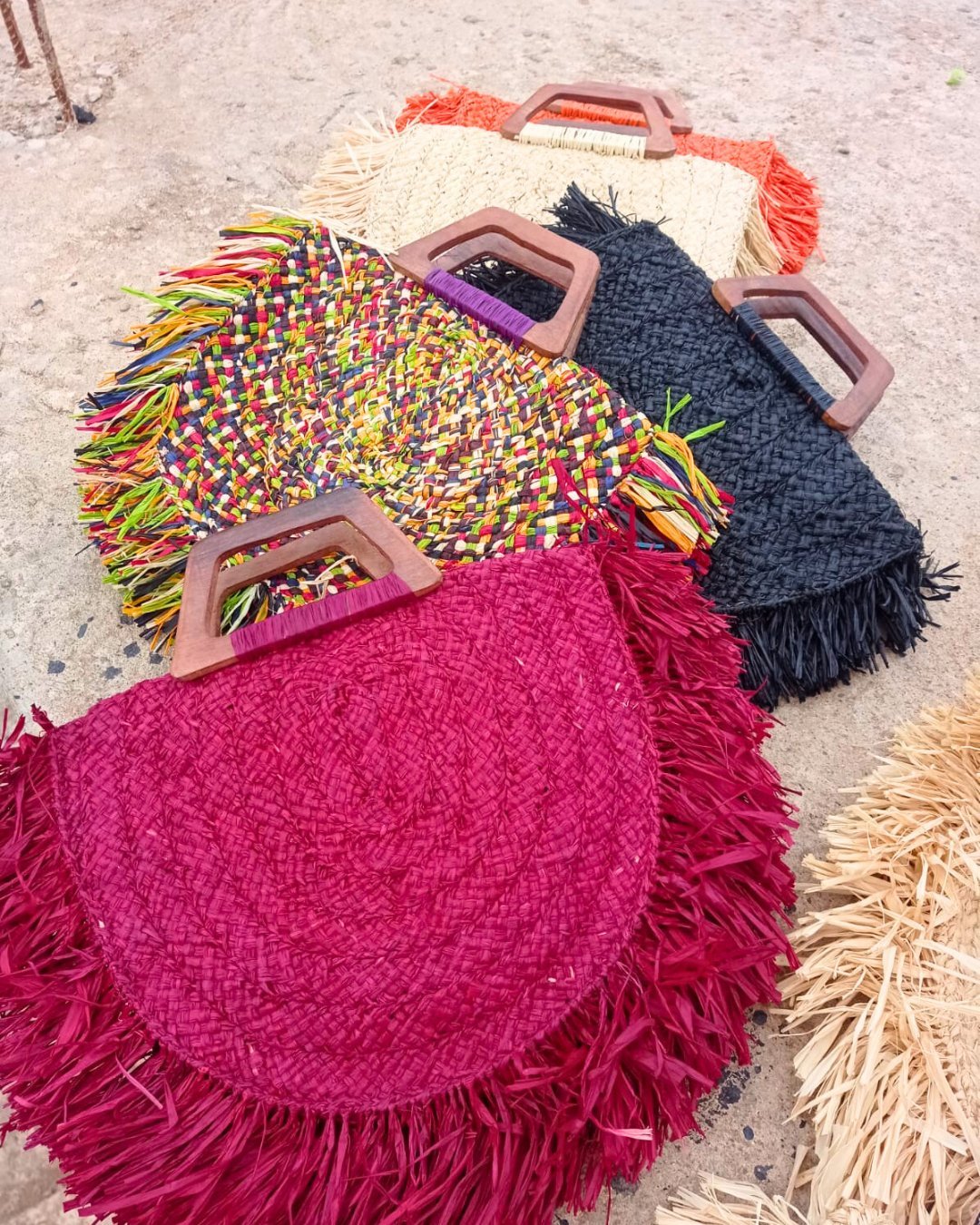 Sac à main demi - rond à franges en raphia - Ledoux Store