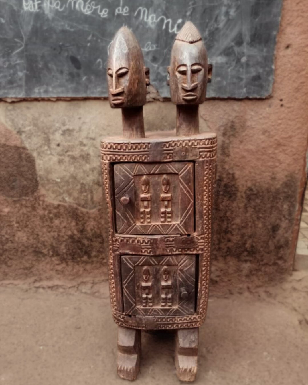 Boîte à pharmacopée dogon en bois massif sculptée à la main - Ledoux Store