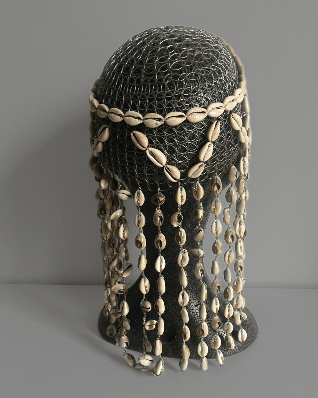 Chapeau filet en cauris et perles avec frange arrière - Ledoux Store