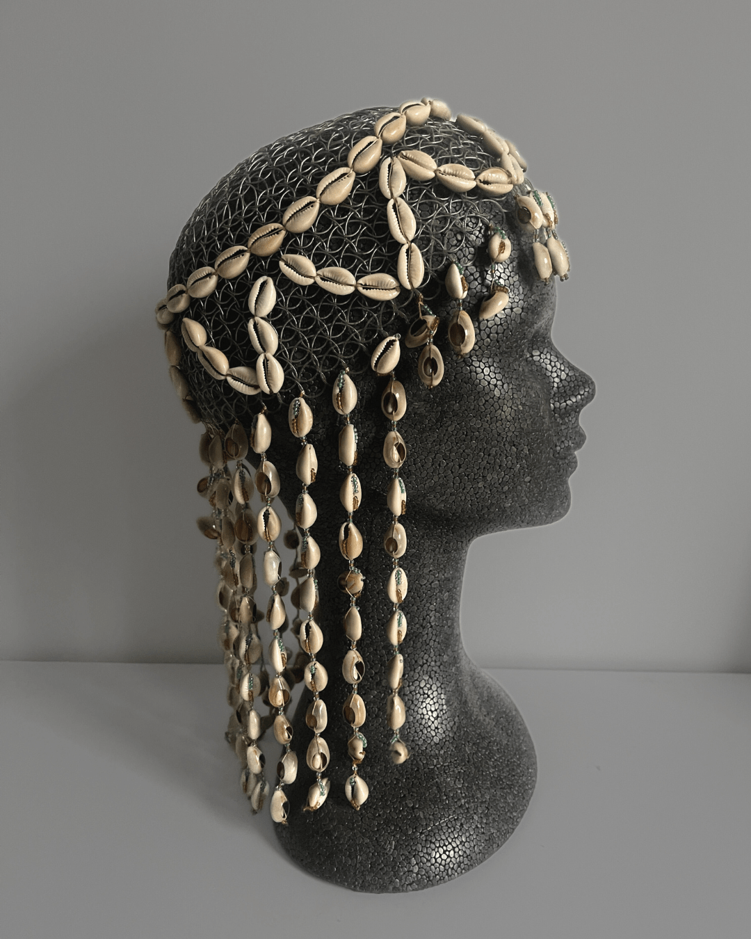 Chapeau filet en cauris et perles avec frange arrière - Ledoux Store