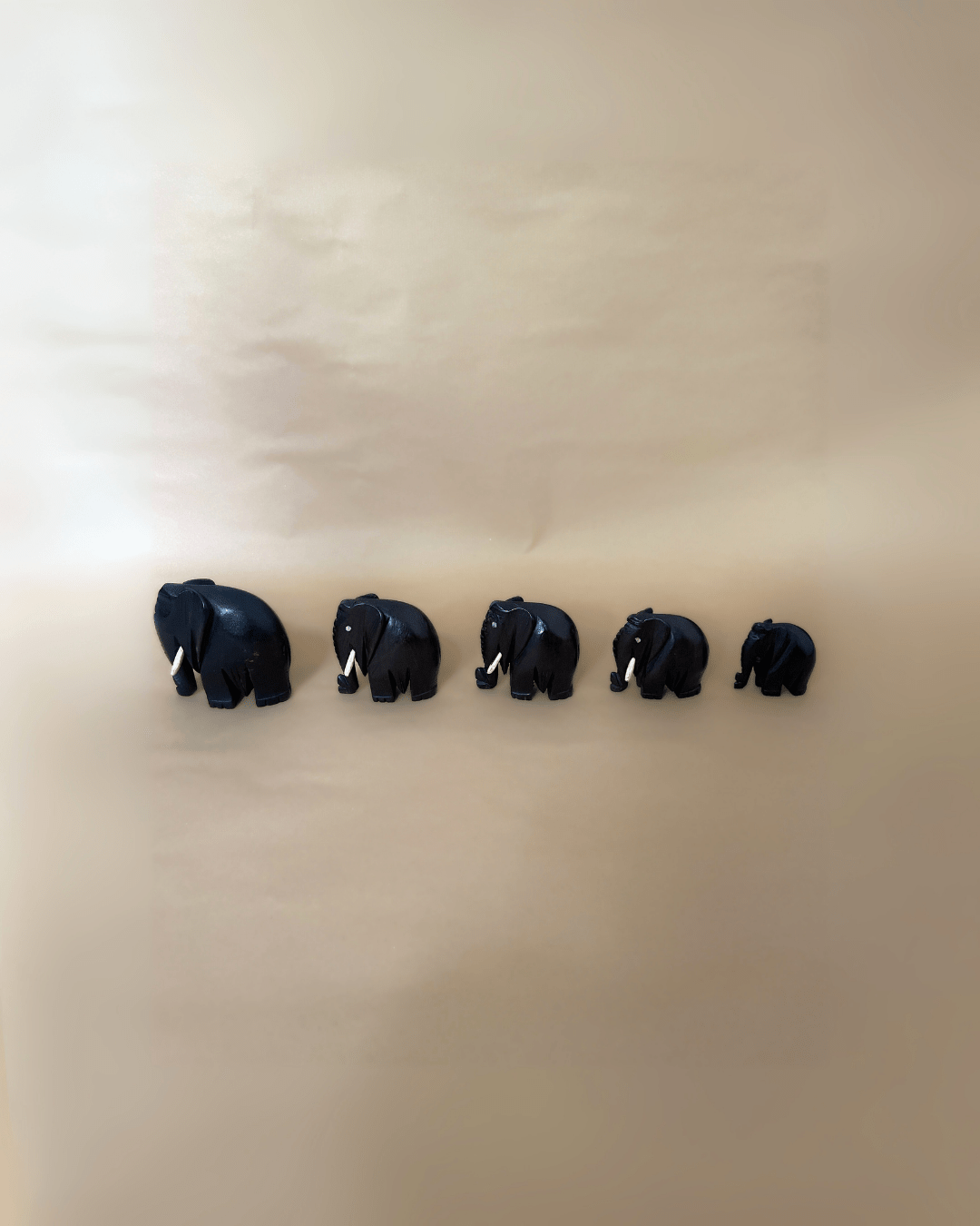 Lot de figurines - 5 éléphants en bois d'ébène - Ledoux Store