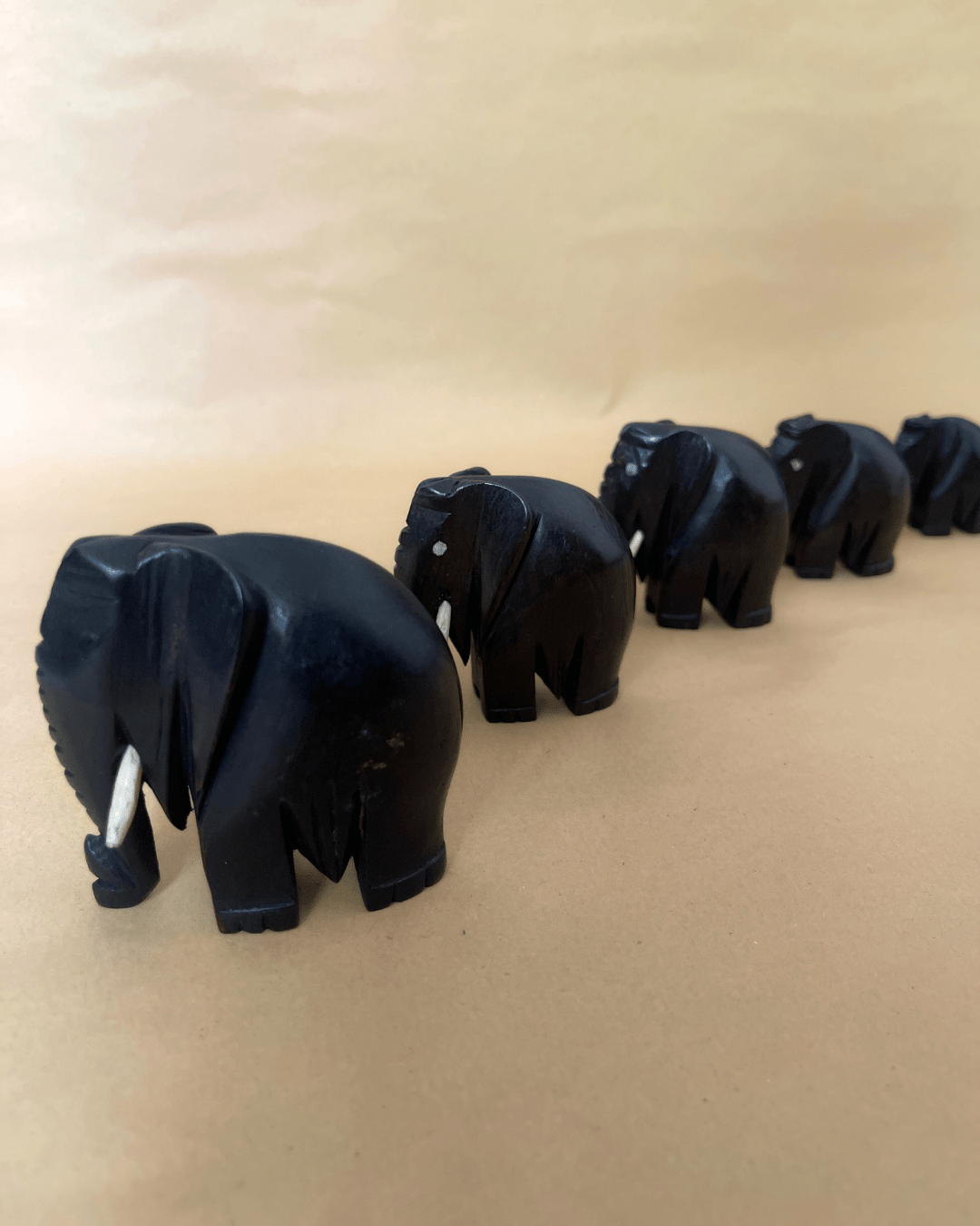 Lot de figurines - 5 éléphants en bois d'ébène - Ledoux Store