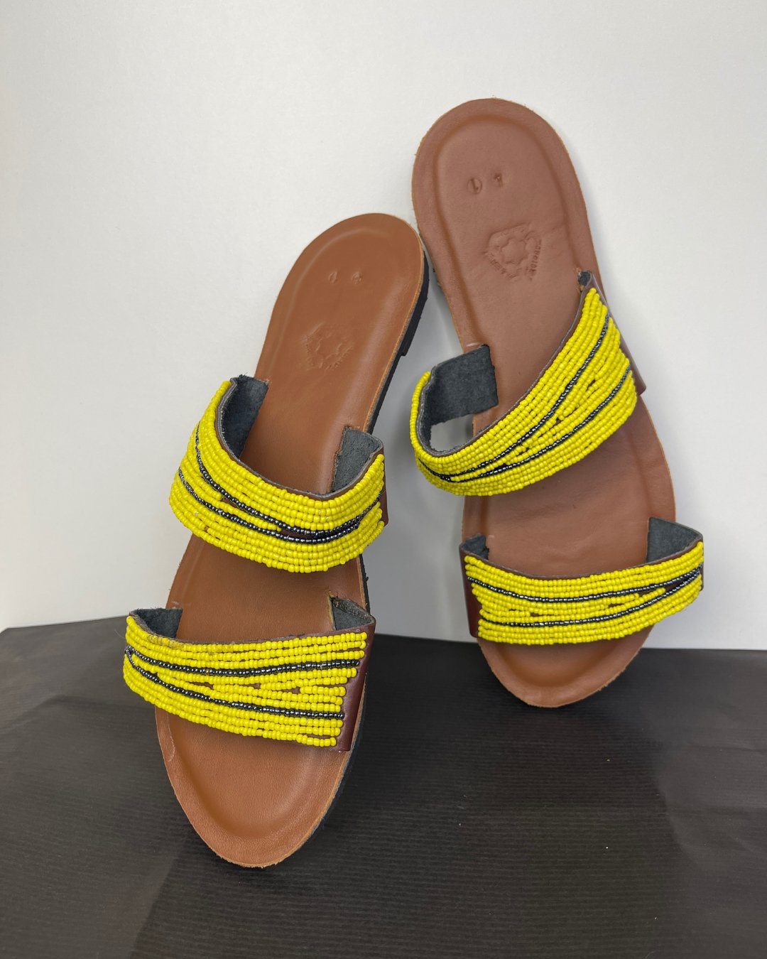 Tongs africaines en cuir et perles - Ledoux Store