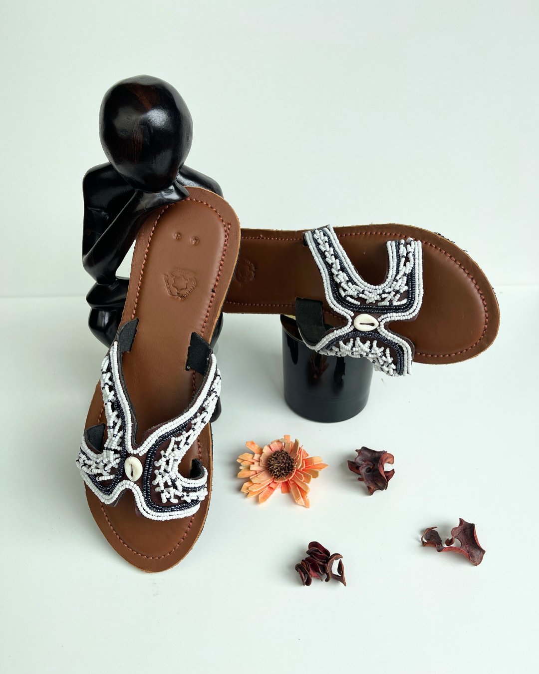 Tongs africaines en cuir et perles - Ledoux Store